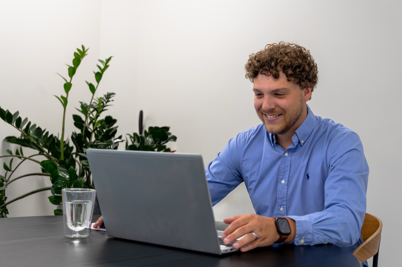 IT-consultant aan het werk op laptop