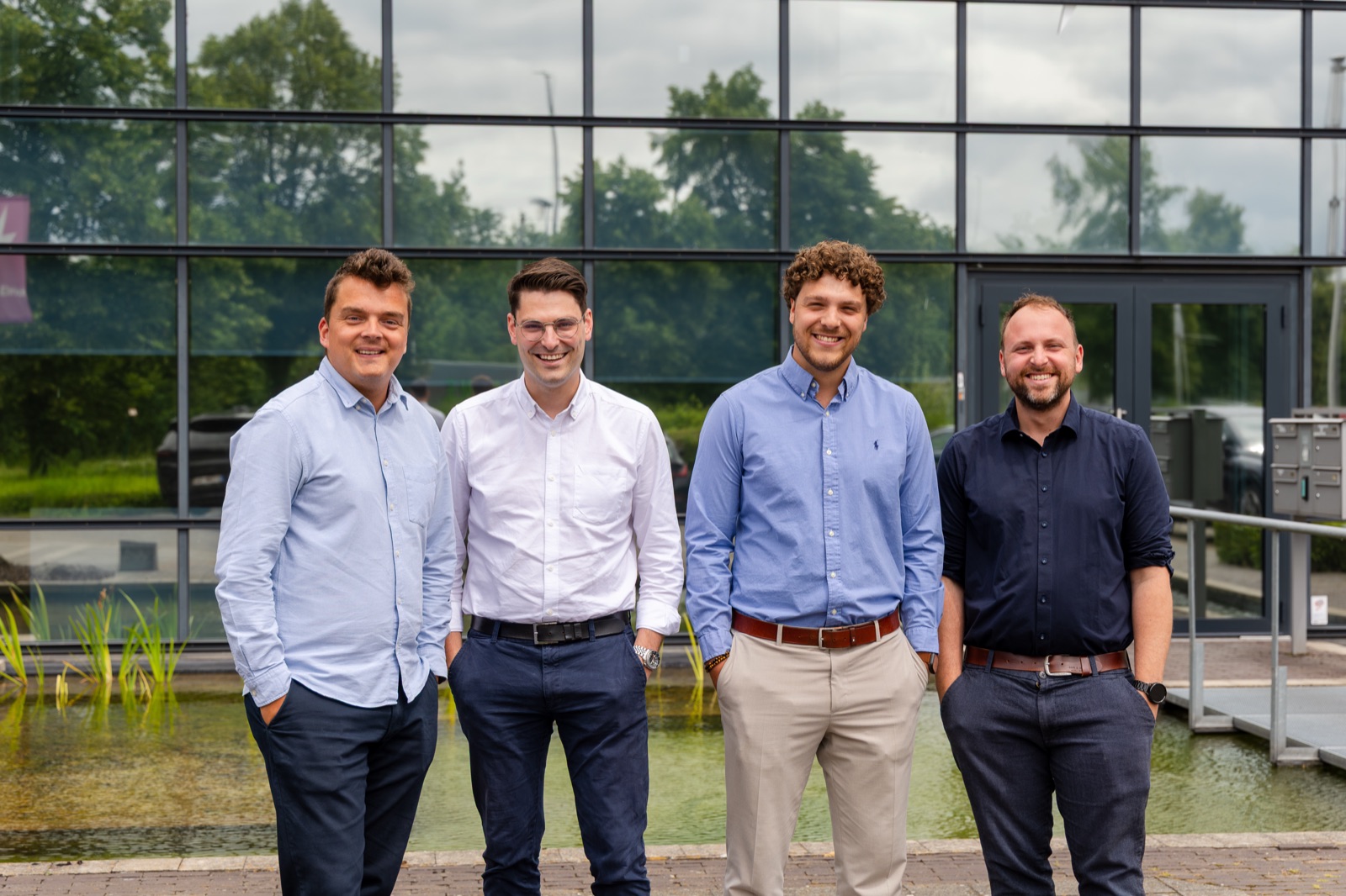 Vier collega's van ElmosExpert voor het kantoor in Mechelen